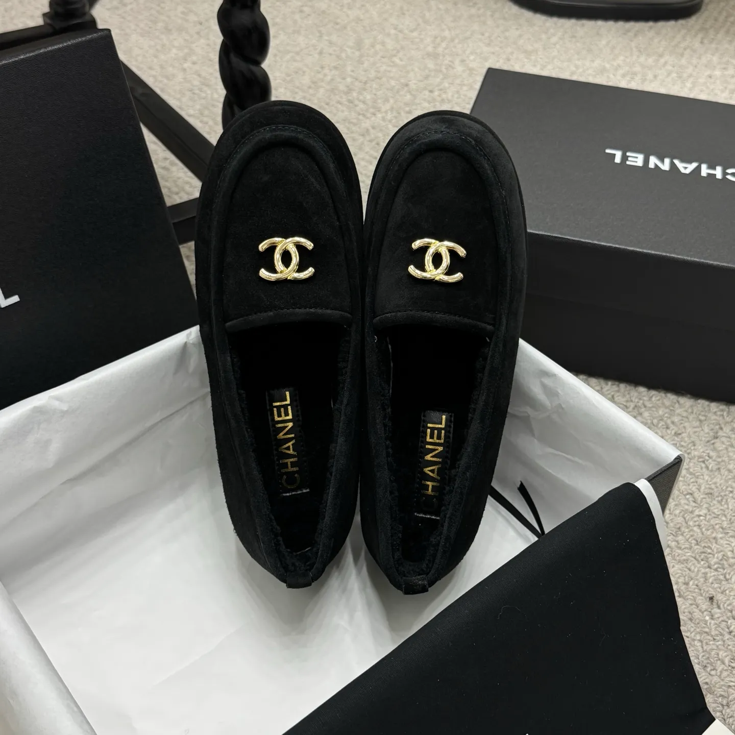 👟👟Ex-factory price 600👟👟 Classic model 🇨🇳ChaneL 25K Teddy fur loafers Simple and high-end design, super versatile! Double C logo embellishment! Imported suede has the texture of natural animal leather visible to the naked eye! The top version is stress-free when entering and exiting the cabinet. It has a bookish texture on the feet and feels great on the feet. Versatile item. ✅Upper: Customized imported suede. ✅Inner lining: imported lamb wool. ✅Outsole: imported genuine leather. ✅Size: 35-40. ✅Comes with a full set of packaging.